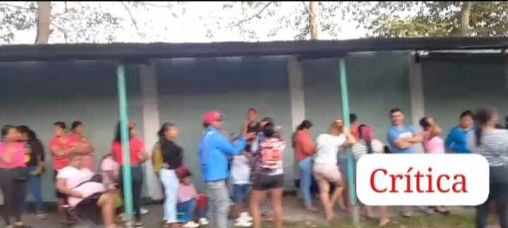 En busca del arroz barato.     (Foto: Alexander Santamaría)