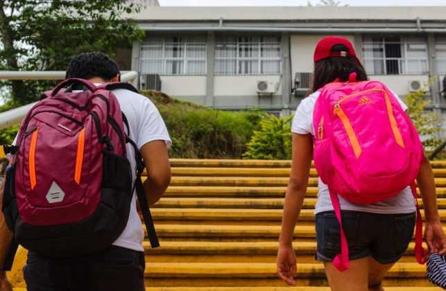 Se recomienda no superar del 10 al 15% del peso corporal del niño. Foto: Pexels