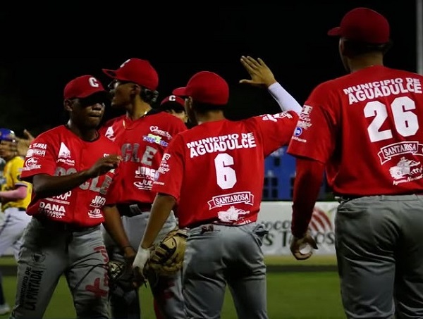 El equipo de Coclé, actual campeón nacional del béisbol juvenil. Foto: Fedebeis