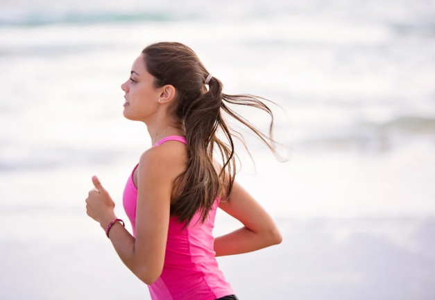 Aunque sea difícil seguir tu rutina de ejercicio habitual durante las festividades, busca alternativas. Foto: Pexels