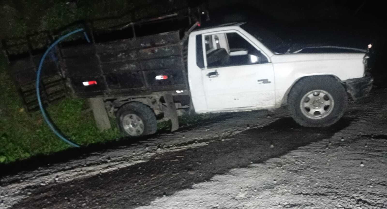 En este pick up iban más de 20 personas abordo.