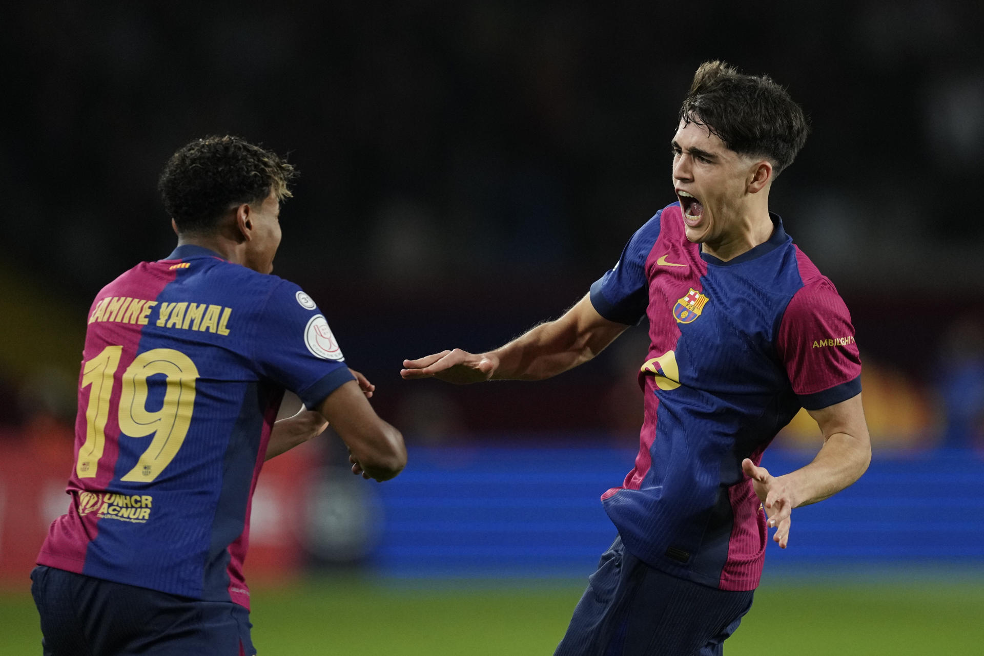 Pau Cubarsí (d) celebra su gol, segundo del equipo blaugrana. /Foto: EFE