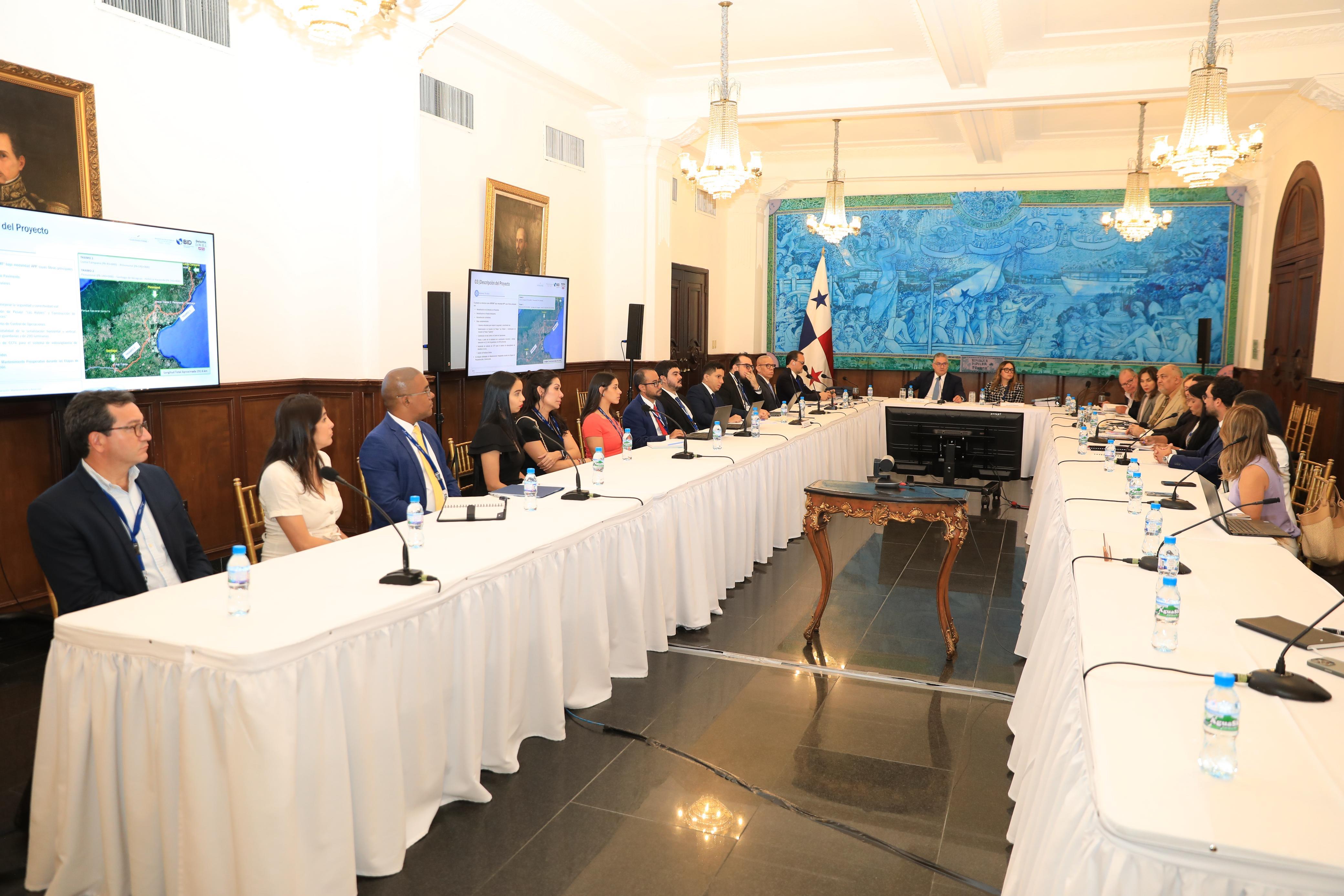 Reunión para afinar detalles del proyecto carretero.