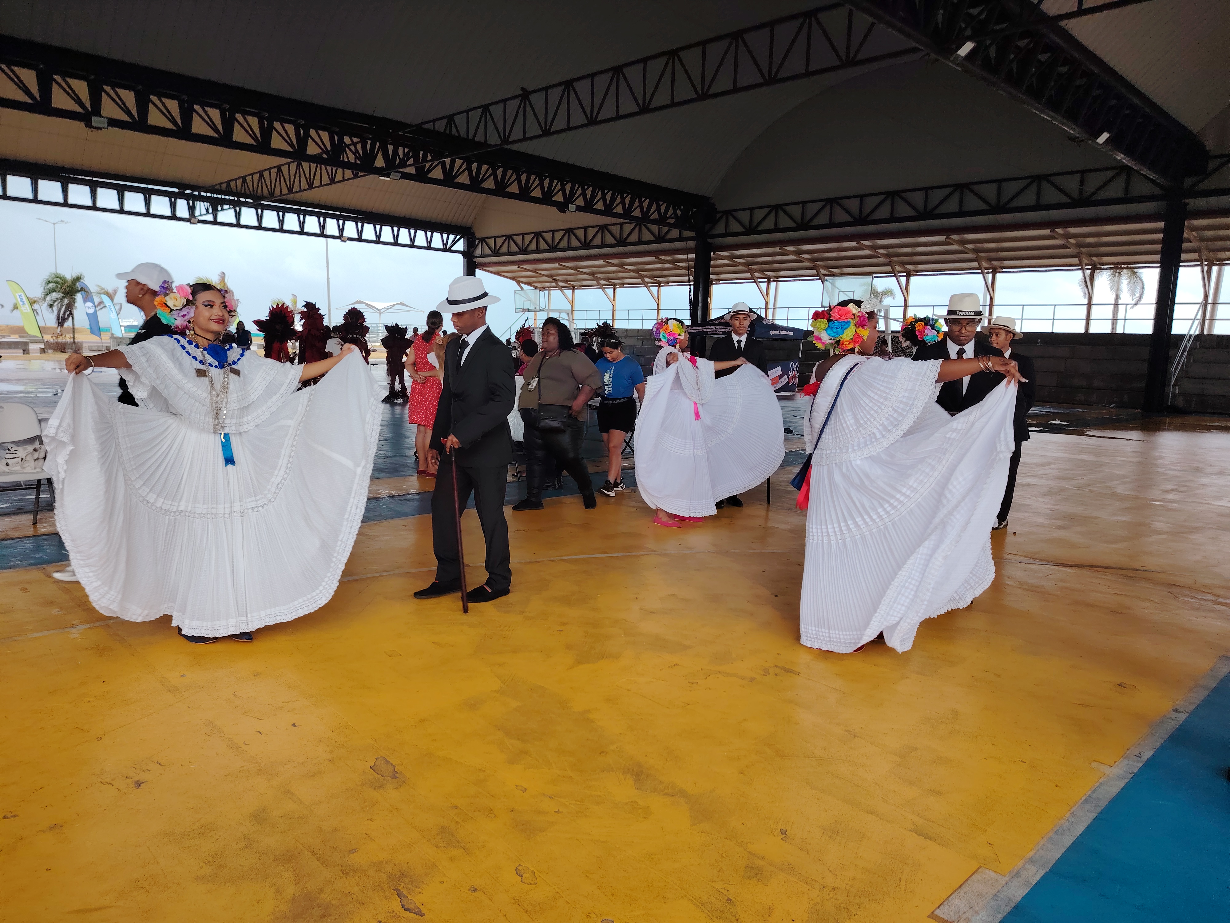 Muchas actividades culturales y desfiles.