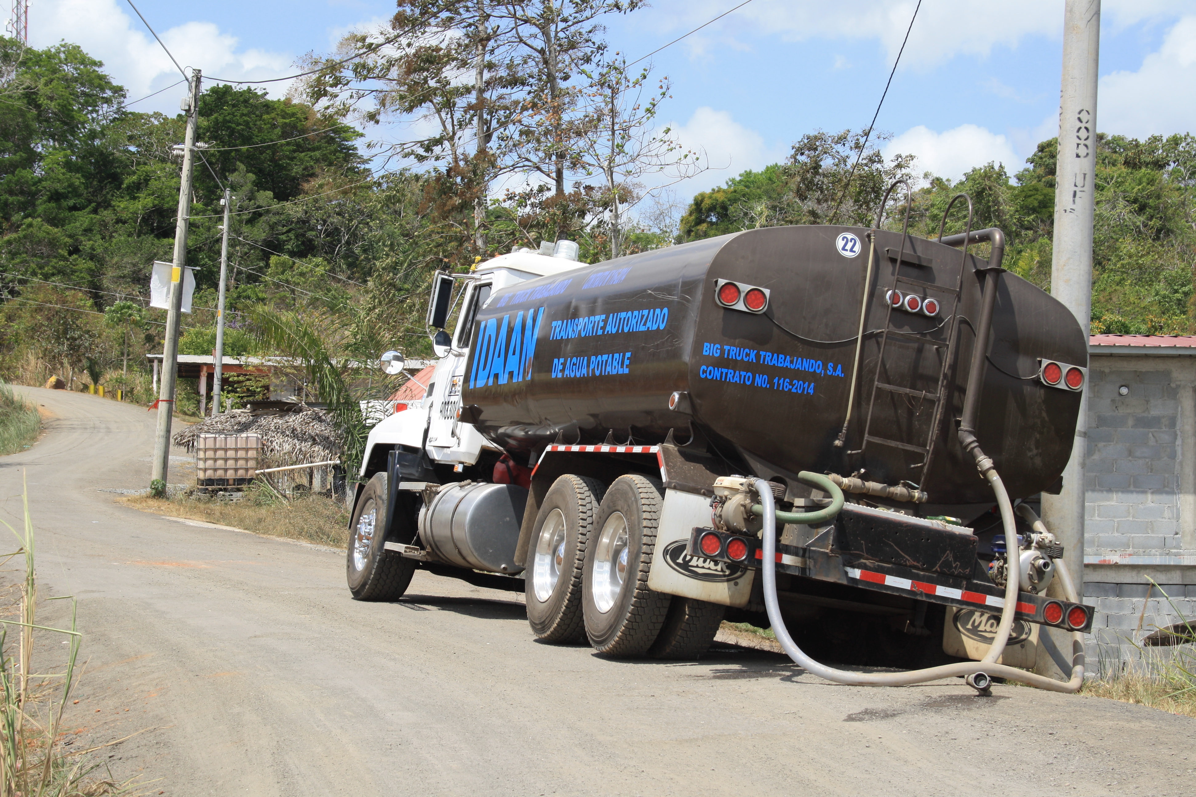 Una gran parte de la población de Panamá Oeste recibe el suministro de agua a través de carros cisternas.