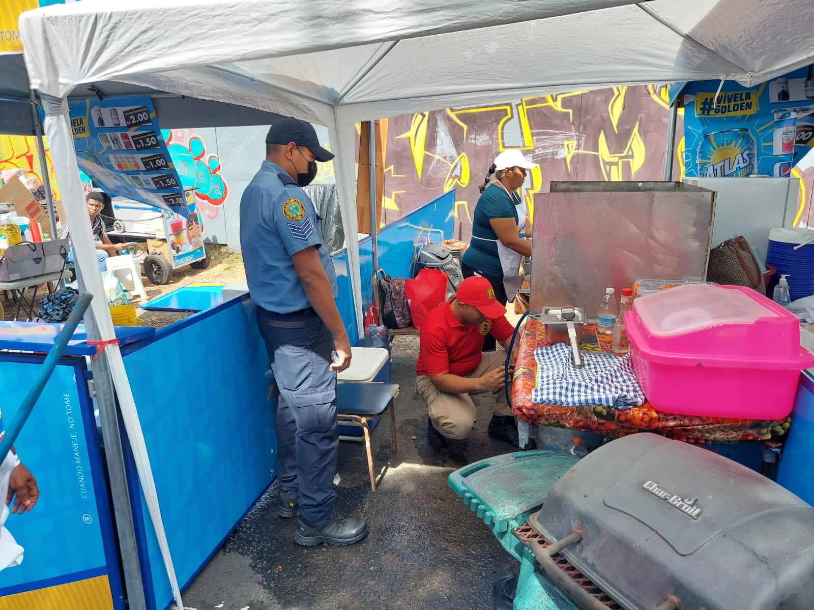 Inspección de los bomberos a los puestos de venta de alimentos.