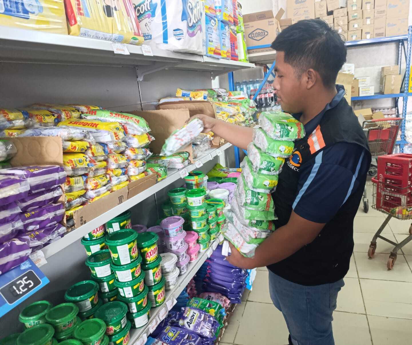 Funcionarios de Acodeco supervisan las fechas de expiración de los productos.