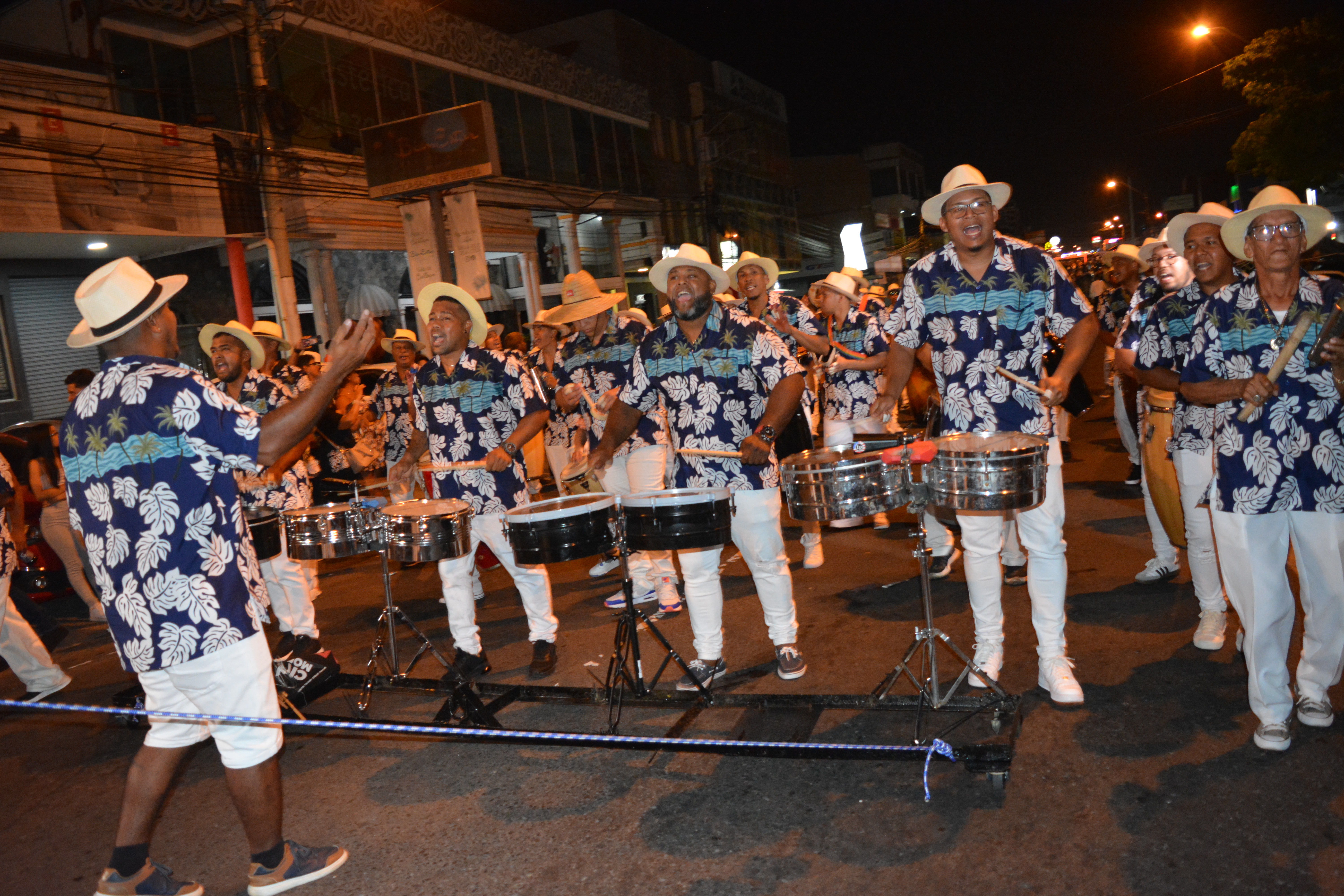 Los Rumberos, una de las comparsas presentes en el carnaval de la Calle Rosario.