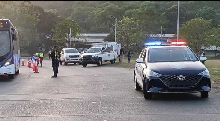Levantamiento del cuerpo en la escena del accidente de tránsito.