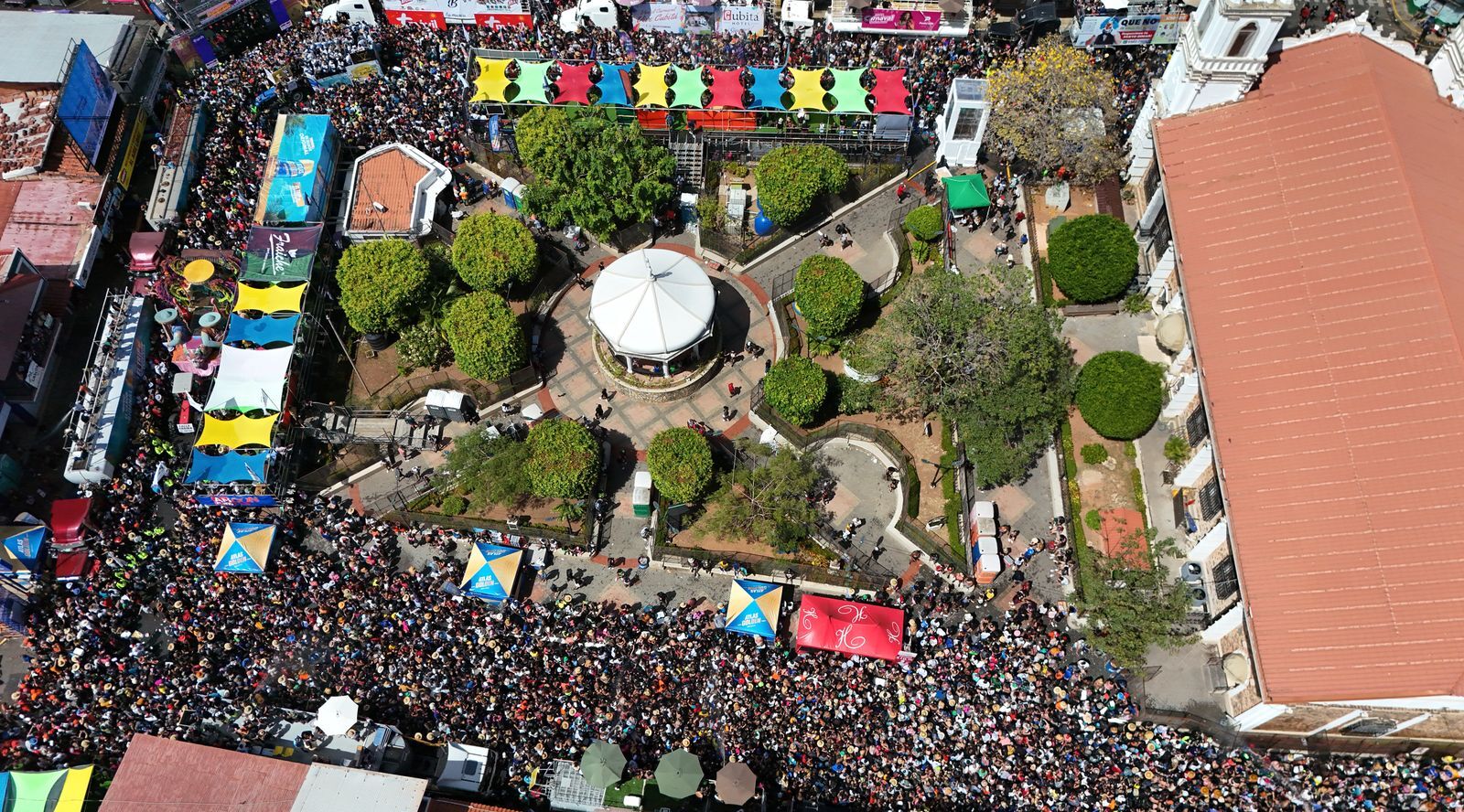 Parque Centenario en Chitré repleto de gente en el primer día de los culecos.