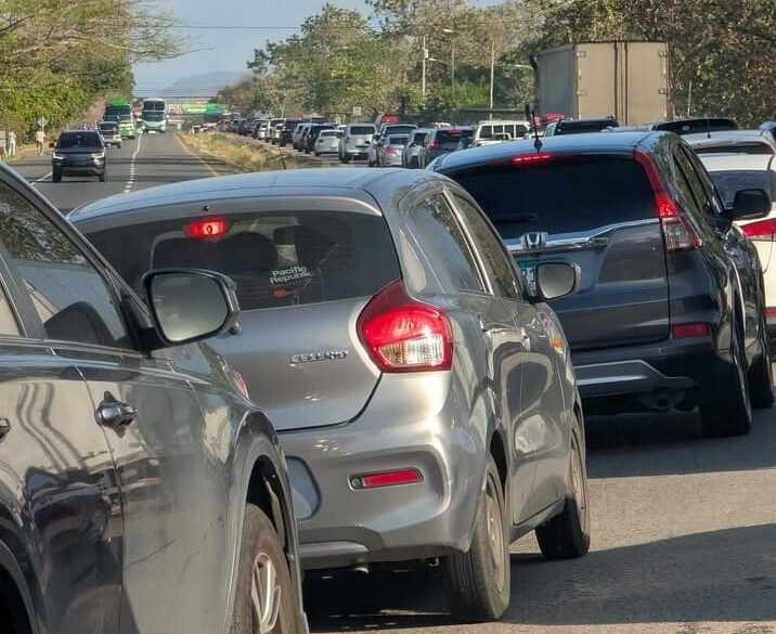 Con rumbo al interior para participar en el carnaval. Tráfico denso a la altura de Penonomé, Coclé.