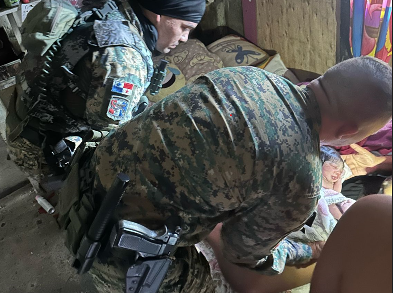 Unidades del Senafront asisten a madre y su bebé. Foto: Cortesía