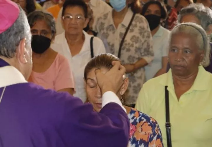 Imposición de la ceniza. Foto: Archivo