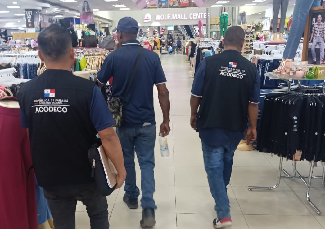 Personal de Acodeco inspecciona que todo esté en orden con relación a las ofertas escolares.