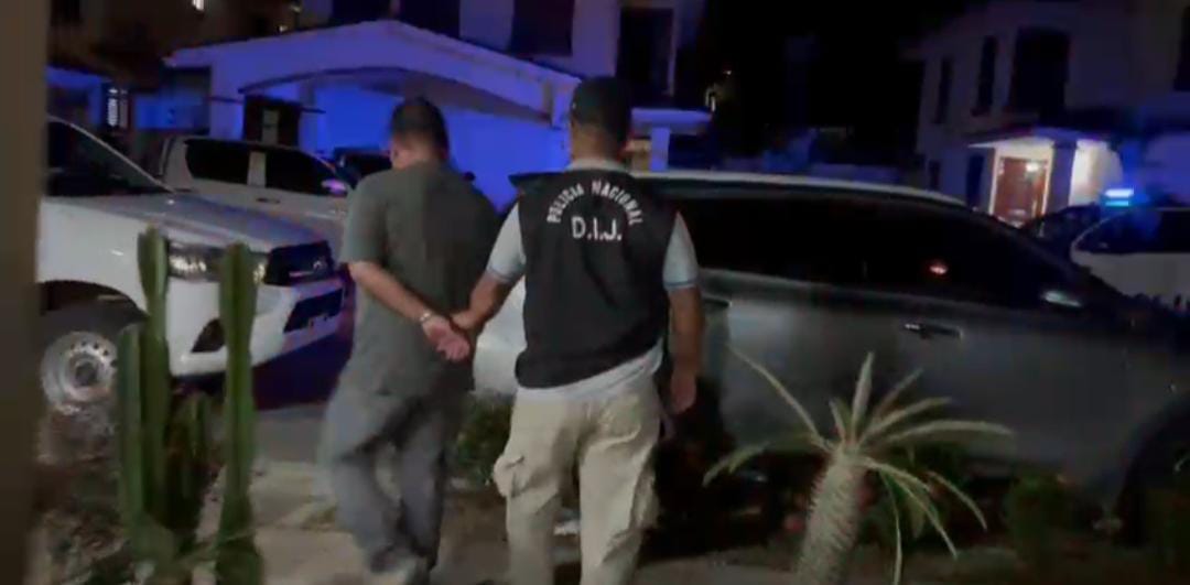 El médico aprehendido por agentes de la DIJ.