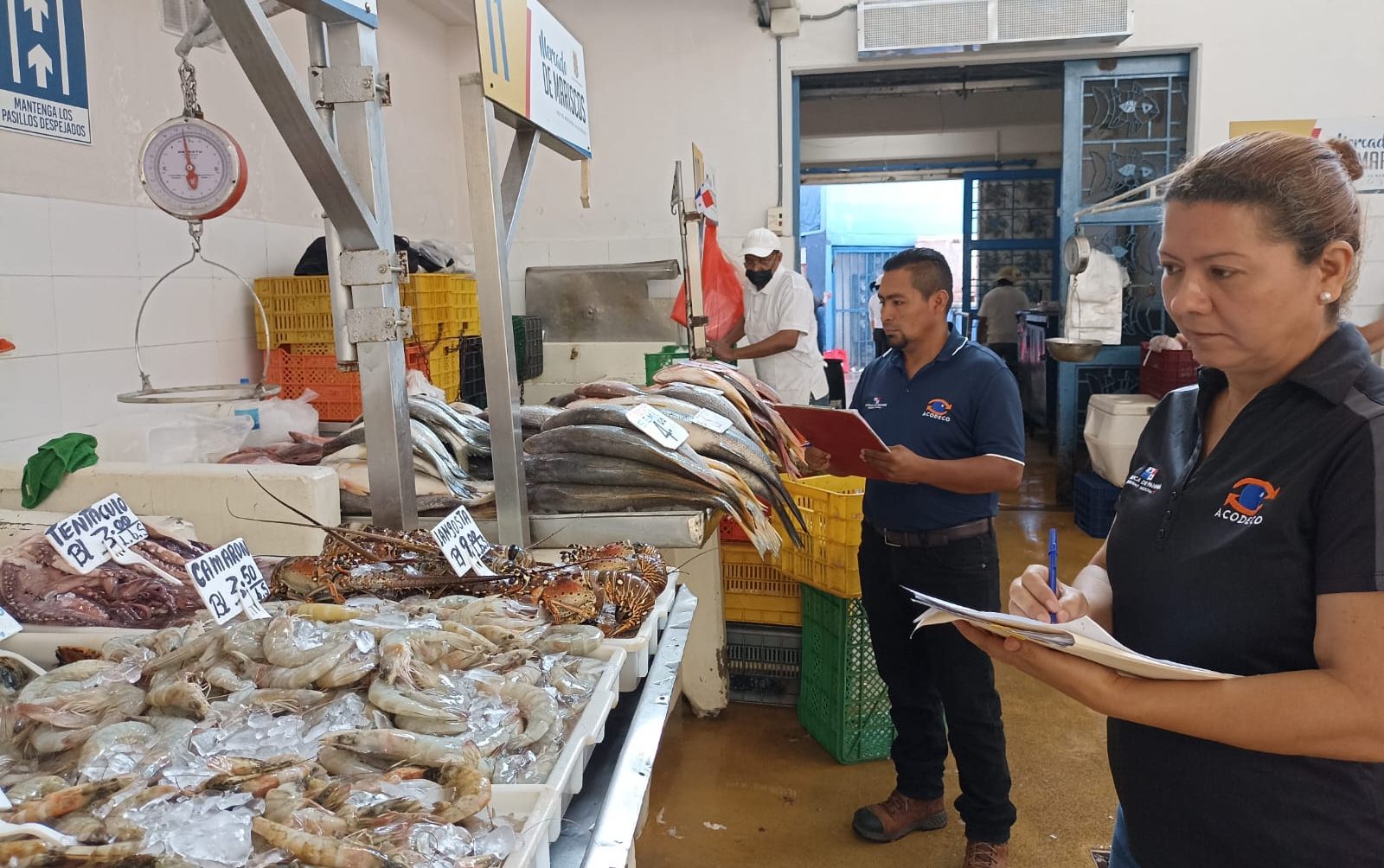 Operativo de Acodeco en el Mercado de Mariscos.