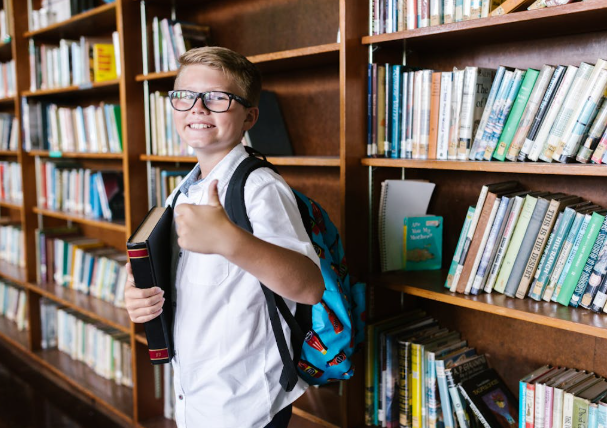 Prevenga problemas de postura en niños. Foto: Pexels