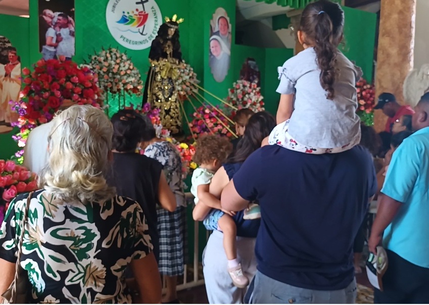 Devotos dan gracias al Cristo Nazareno de Atalaya.