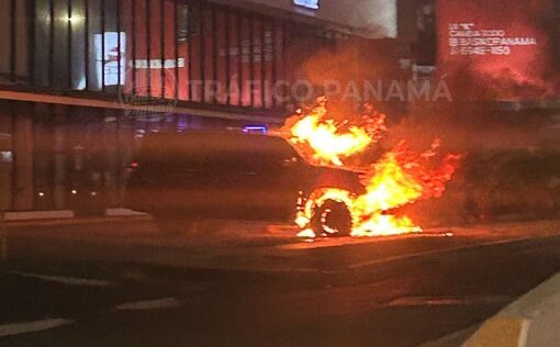 Escena del incendio del auto en la Calle 50.
