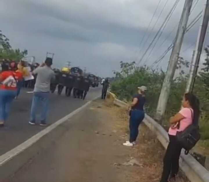 Llegan los antimotines para reabrir la vía.