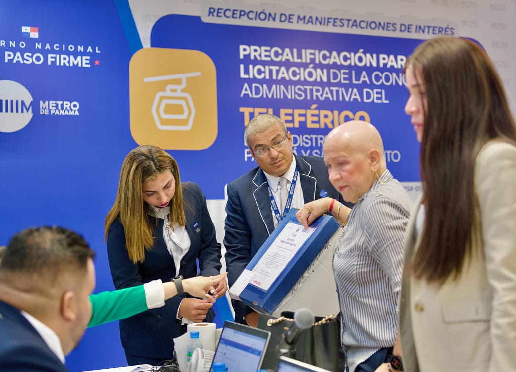 Presentación de propuestas por representantes de los consorcios.
