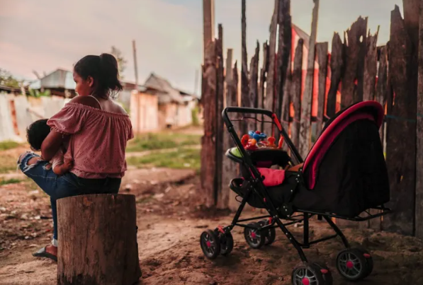 Fotografía de archivo de una madre adolescente. Foto: EFE
