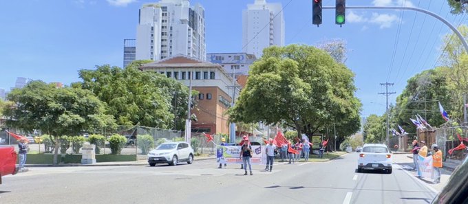 Universitarios en la calle.