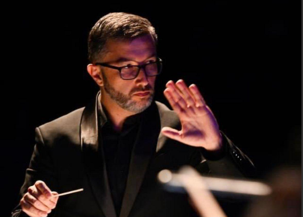 El reconocido director César Leal. Foto: Pexels