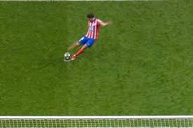 Julián Álvarez cobra su tiro penal. 