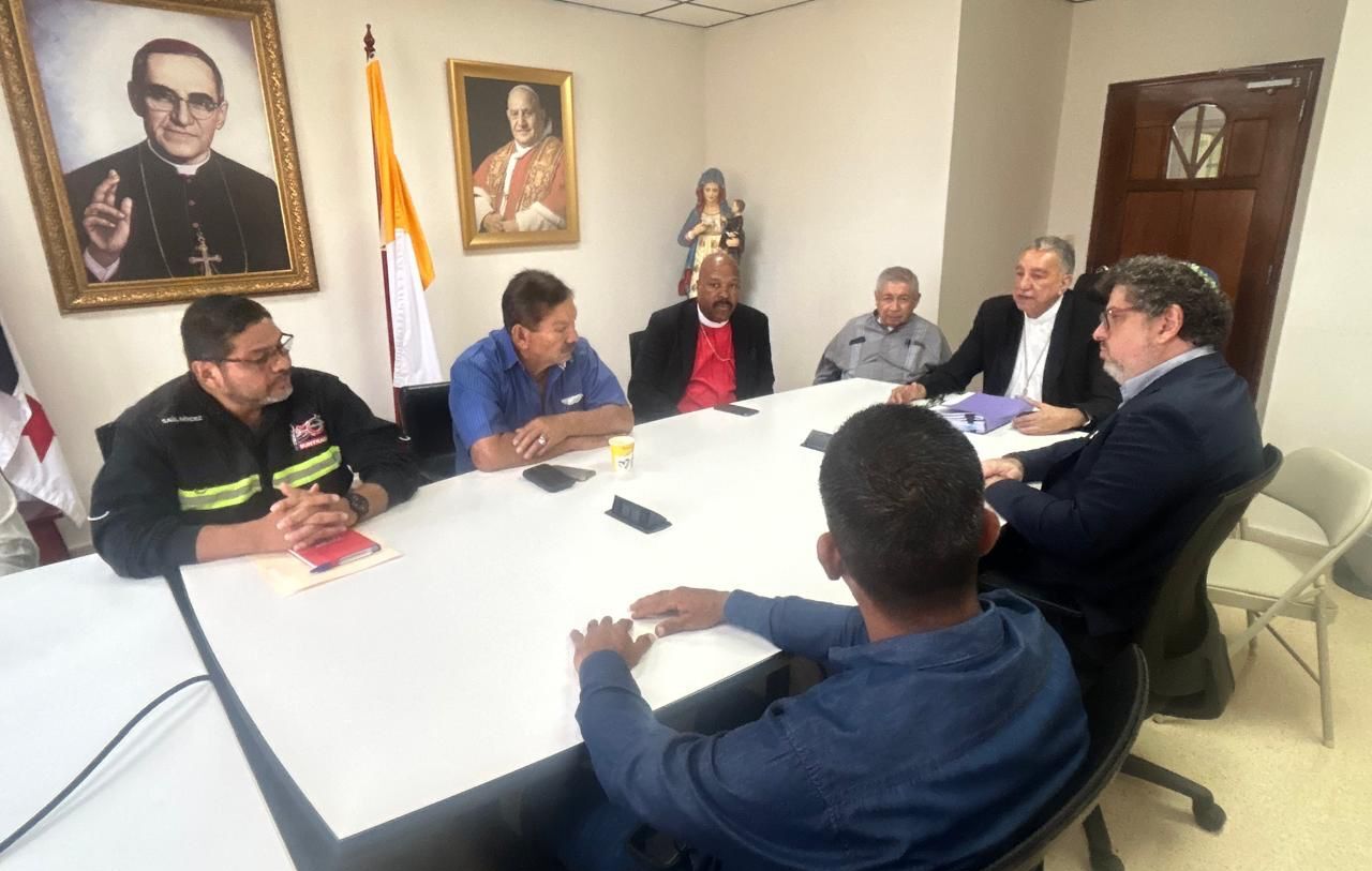 Dirigencia de Suntracs reunidos con monseñor Ulloa y otros representantes religiosos.