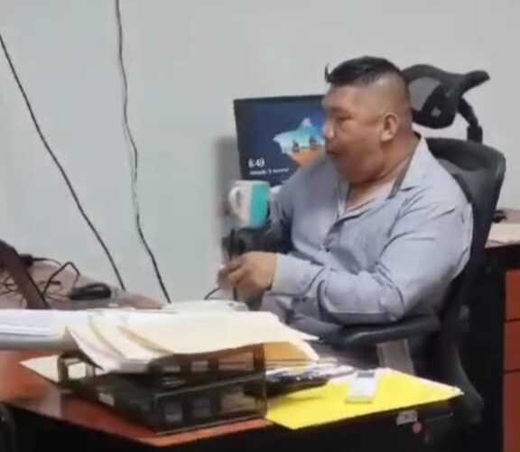 El funcionario come mientras la población exponen las quejas.