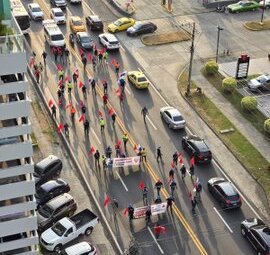 Marcha  del Suntracs en vía Israel.