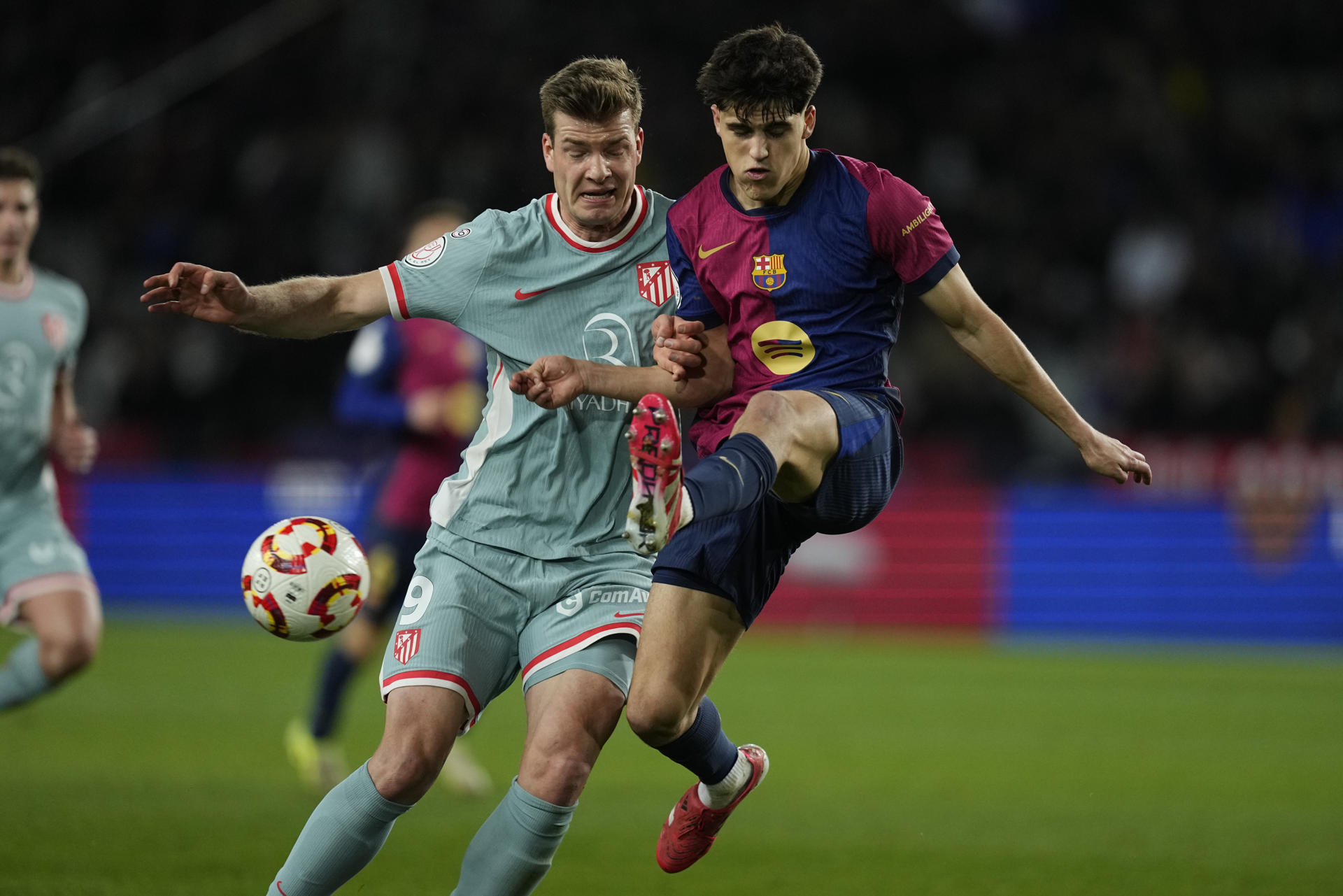 El delantero del Atlético de Madrid Alexander Sørloth (i) lucha con Pau Cubarsí, del Barcelona. /Foto: EFE