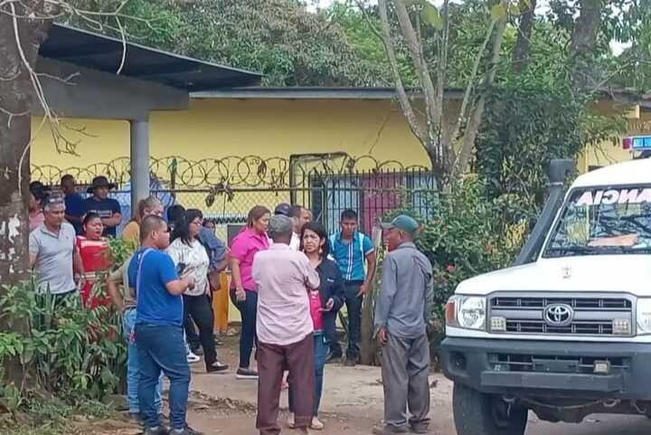 El docente es trasladado en ambulancia hacia el hospital.