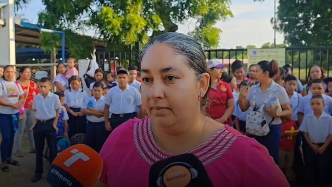 Madre explica a los medios los problemas que enfrenta la escuela.  (Foto: Unión Azuero)