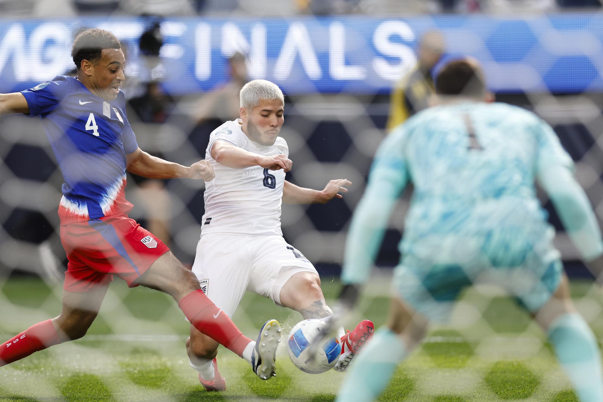 Cristian Martínez, de Panamá, intenta sacar un remate a portería. /Foto: EFE