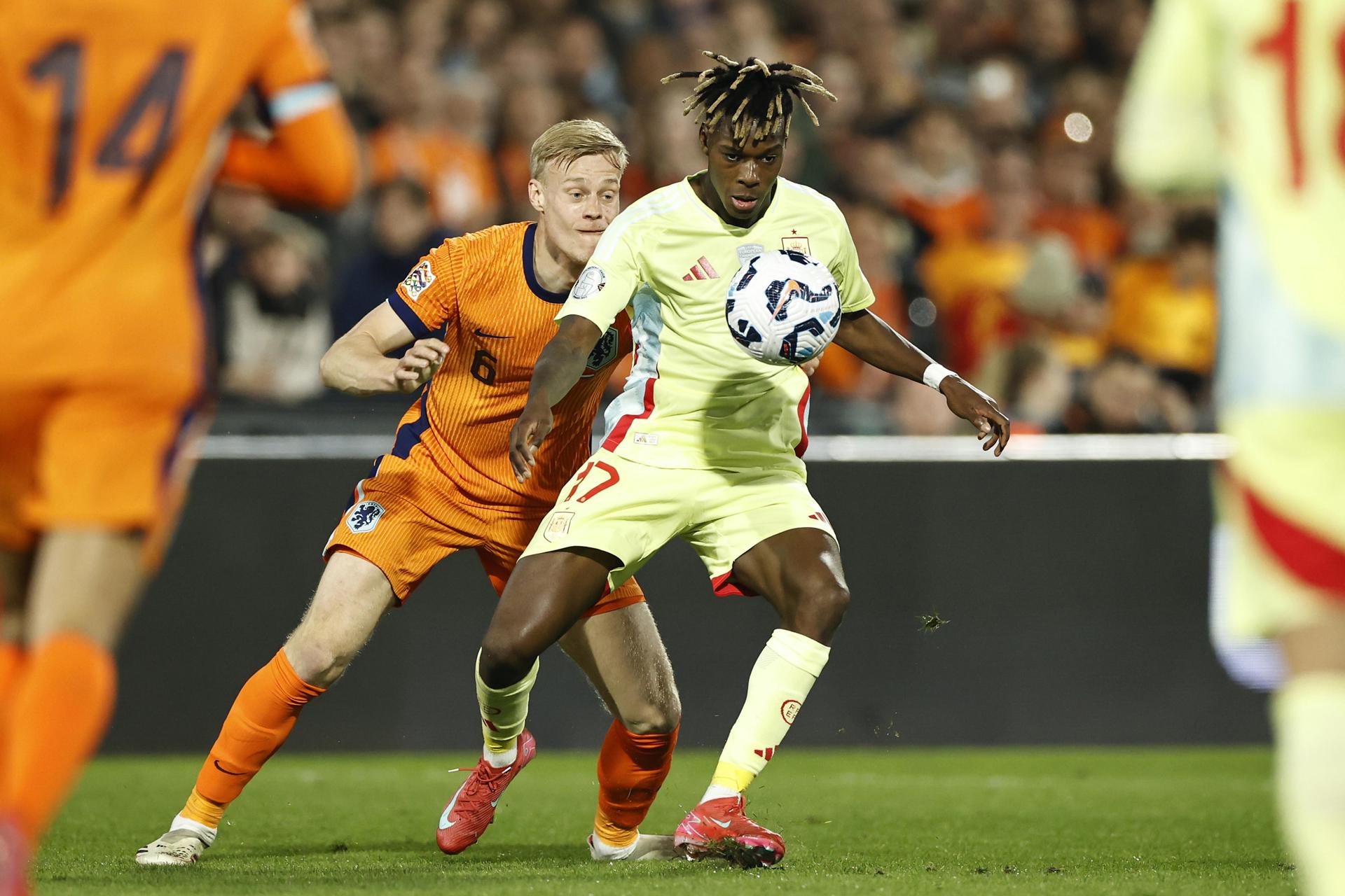 Nico Williams en pleno control del balón. /Foto: EFE