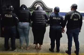 Captura de las dos mujeres.