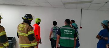 Funcionarios del Sinaproc y bomberos realizan inspección en hospital de David, Chiriquí.