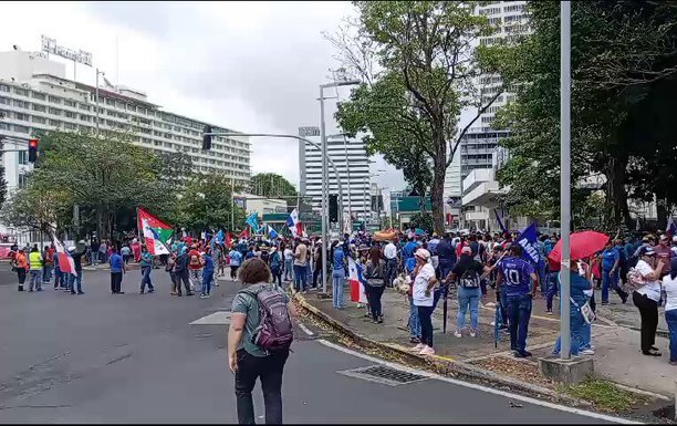 Docentes concentrados en vía España.