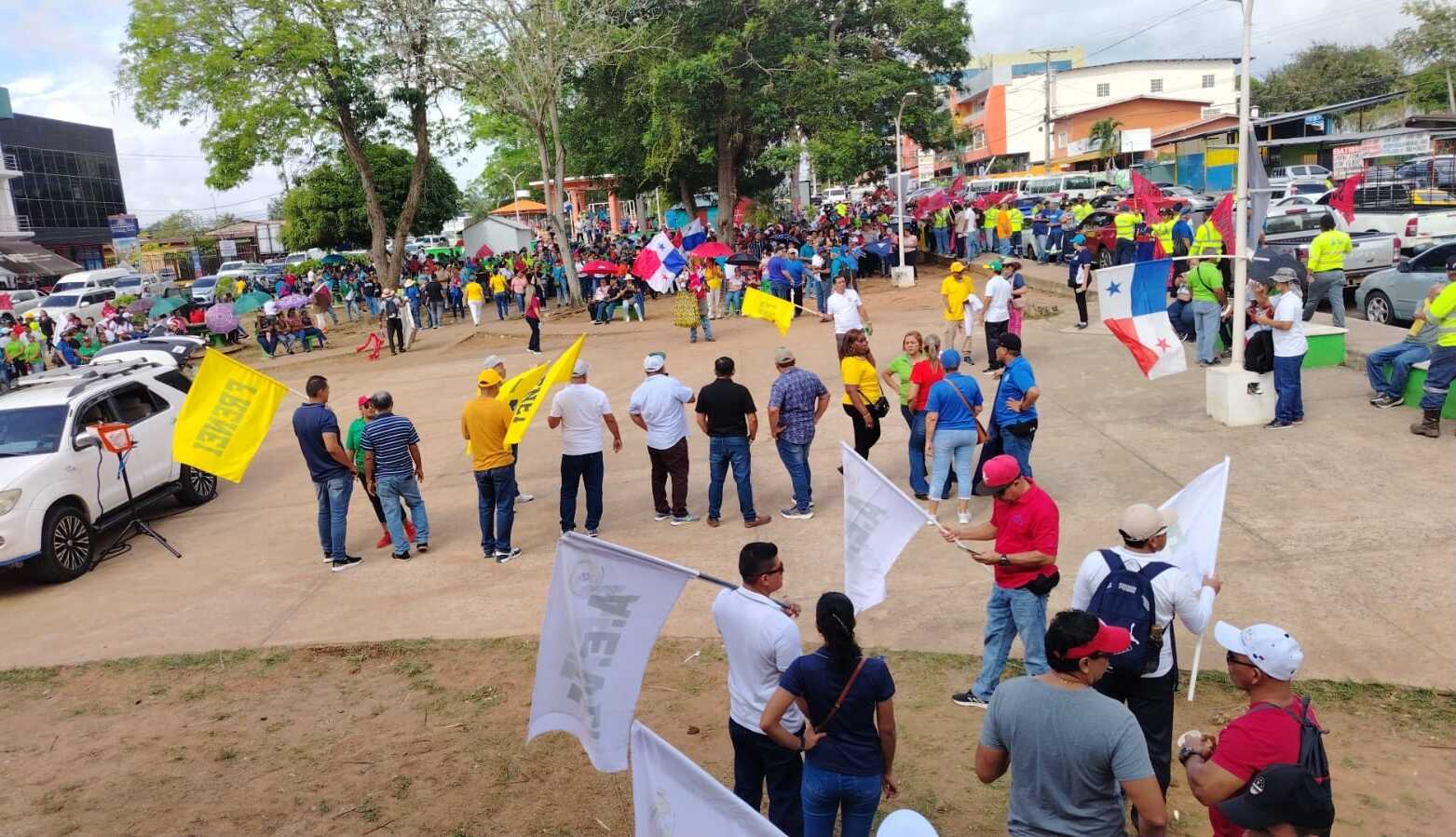 Concentración de los docentes en el parque Libertador en La Chorrera.