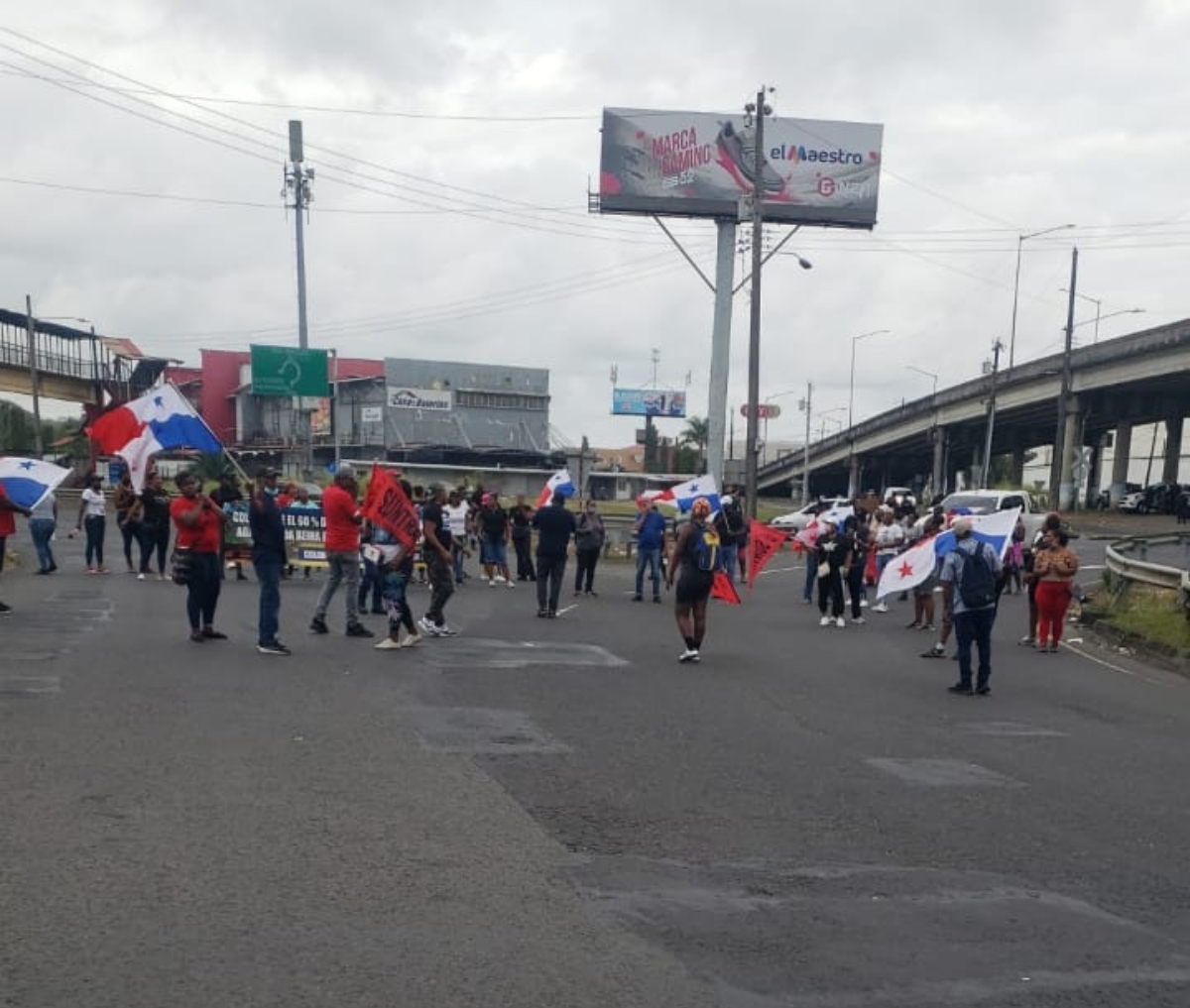 Los docentes de Colón inician la huelga con una marcha.