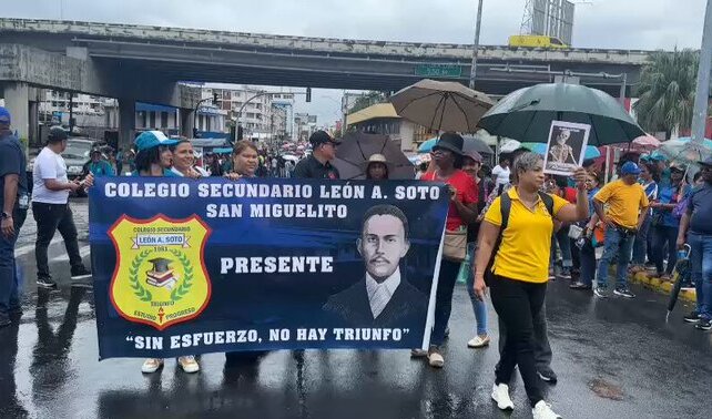 Docentes llegan a la plaza 5 de Mayo.