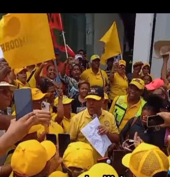 El educador Díaz dirige unas palabras a sus compañeros.