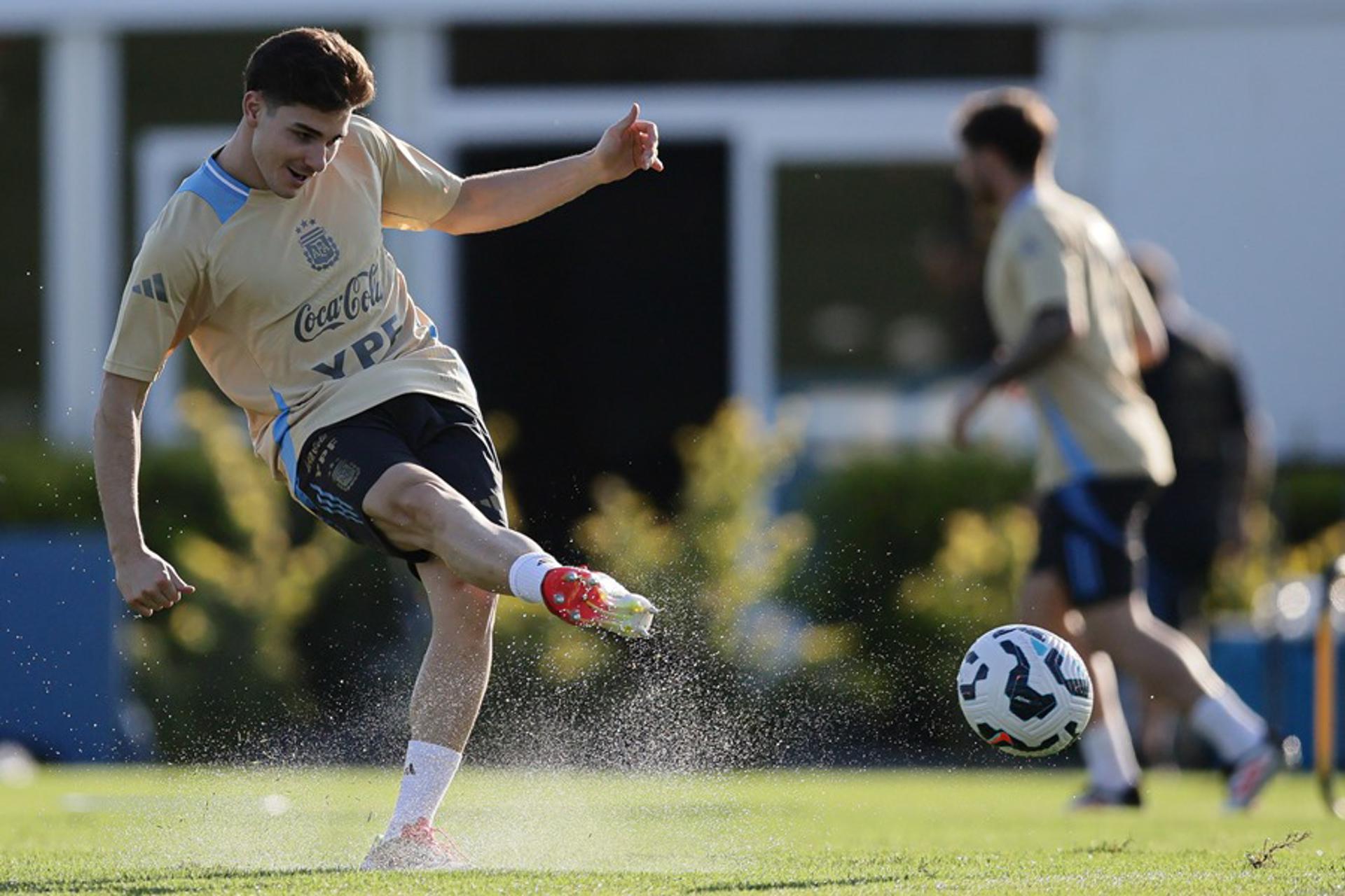 Julián Álvarez de Argentina participa en un entrenamiento en Buenos Aires (Argentina). EFE