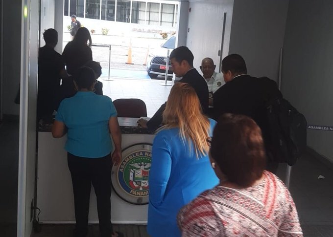 Verifican posición laboral de cada funcionario de la Asamblea Nacional. (Foto: Félix Chávez9