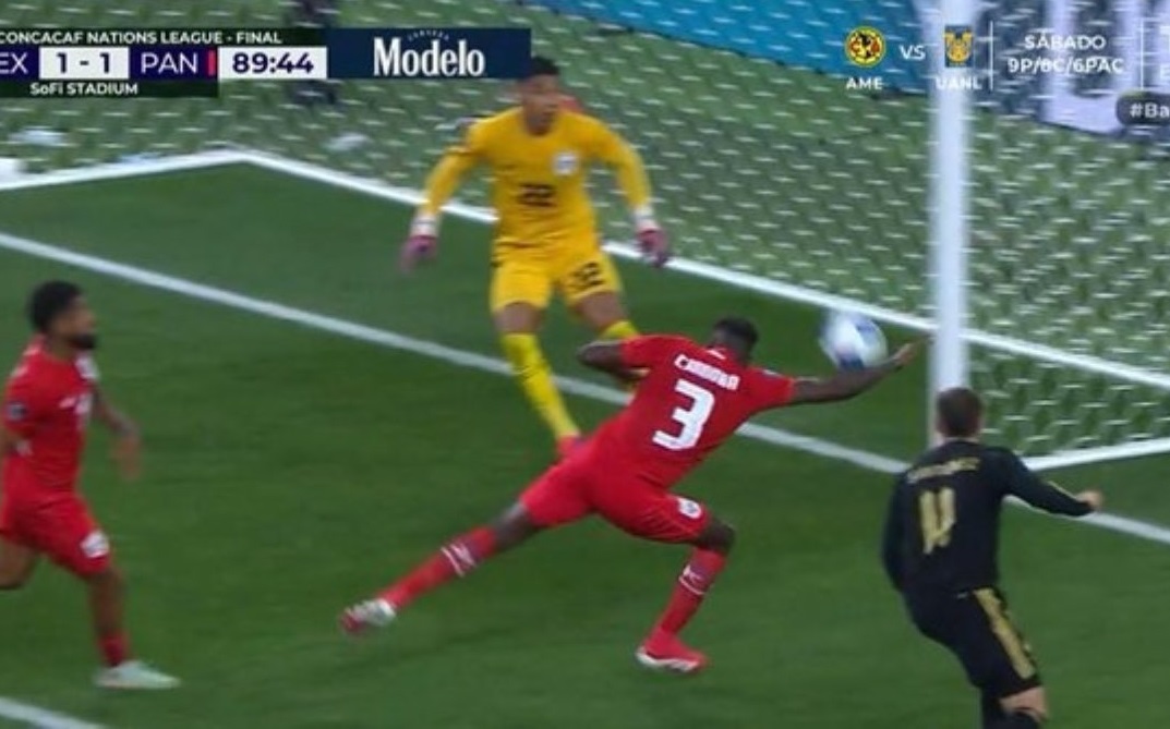 José Córdoba provoca un penal al tocar el balón con su mano.