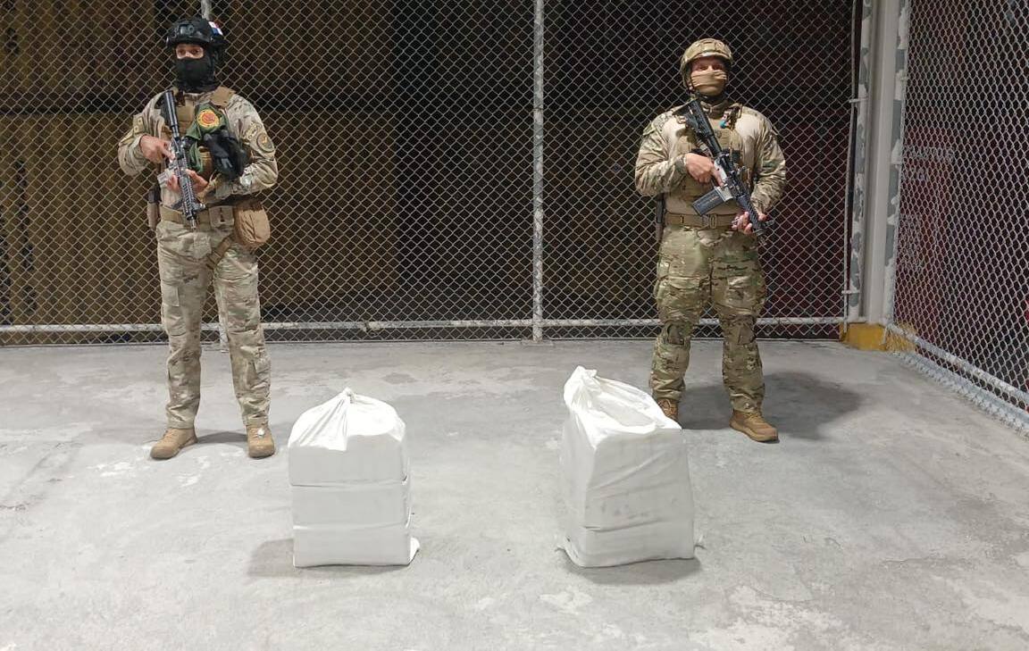 Los paquetes de droga estaban distribuidos en dos sacos.