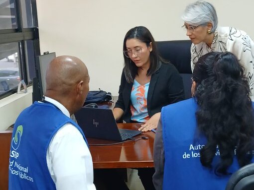 La directora de Asep junto con su equipo verifican en Naturgy.