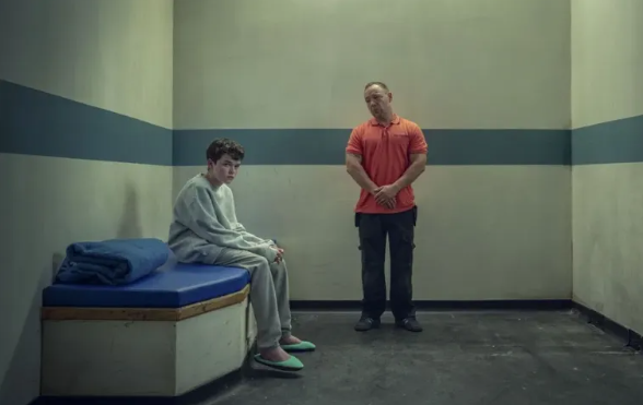 La serie relata la historia de Jamie, un niño de 13 años acusado de asesinar a cuchilladas a una compañera de su colegio. Foto: EFE